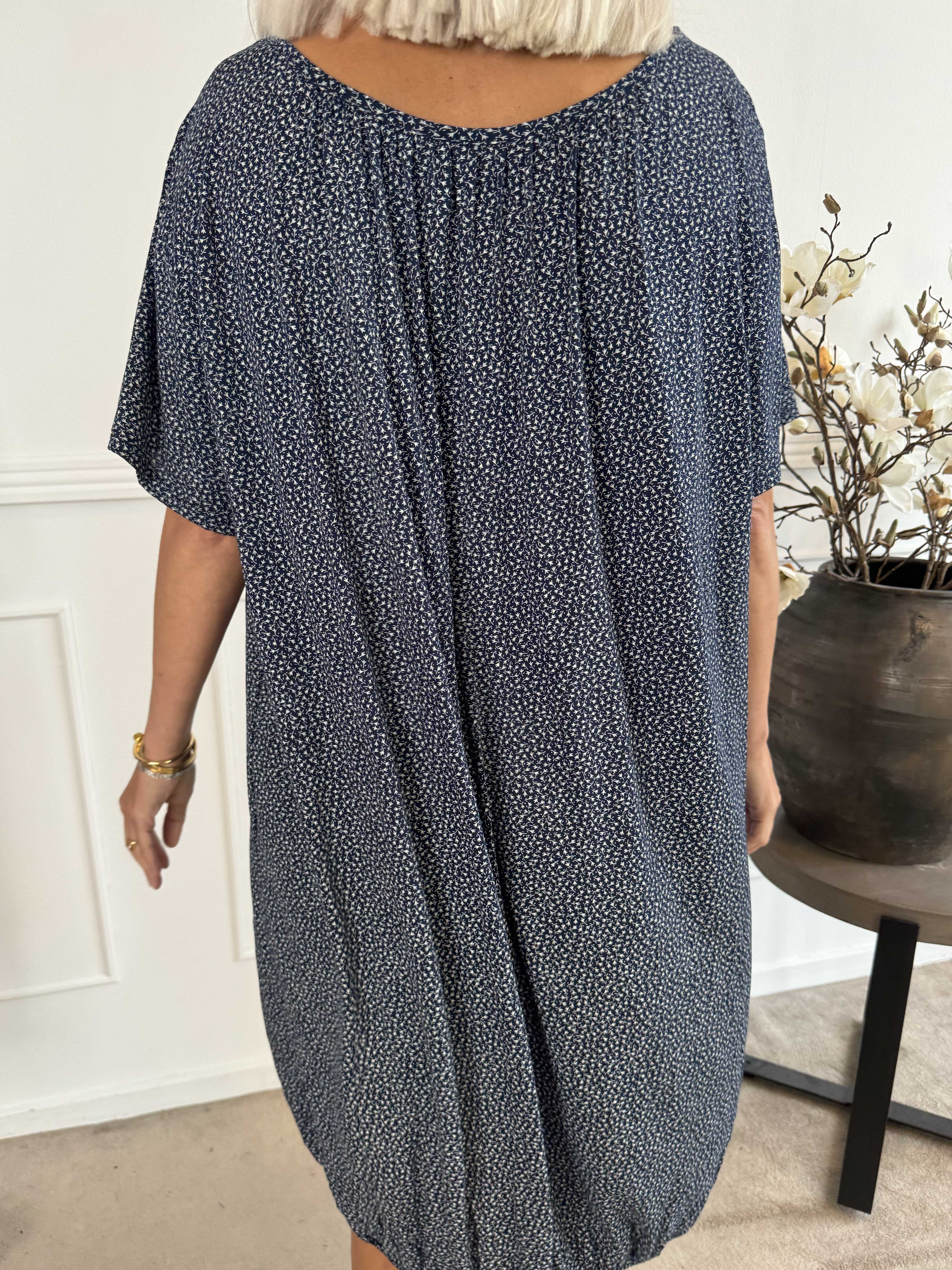 Miracle Flower Dress - Kjole i viskose med elastik forneden